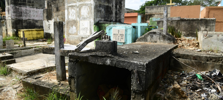 Descuido en cementerios municipales de Santo Domingo Oeste
