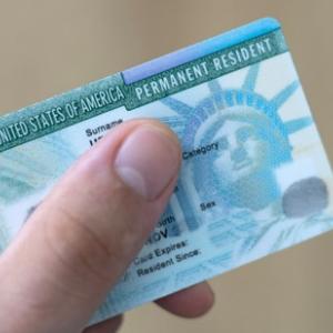 Restricciones en préstamos para empresarios migrantes con “green cards”