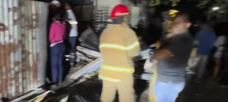 Tragedia en Baní: Muerte de hermanos de 13 y 19 años en incendio de vivienda
