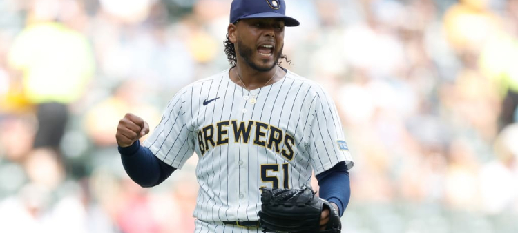Freddy Peralta no participará en el Clásico Mundial de Béisbol representando a la República Dominicana.