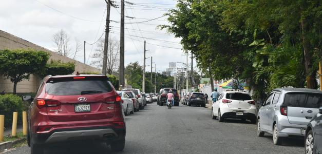 Persiste el problema del doble estacionamiento en las calles de Santo Domingo