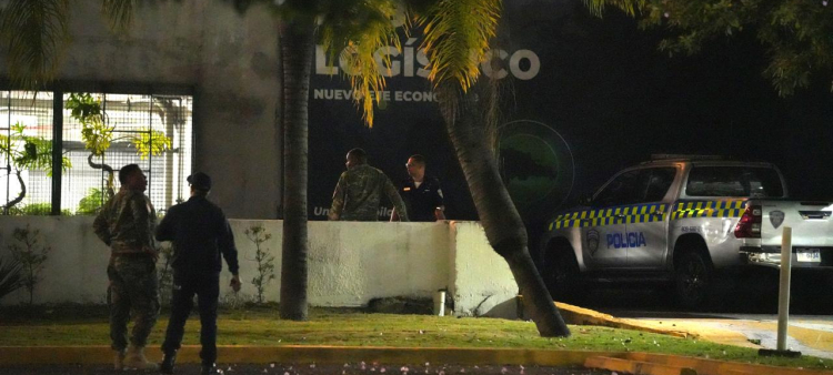 Joven cae desde plaza comercial: un accidente impactante