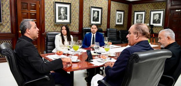 Respeto a las leyes migratorias: Declaraciones del Arzobispo coadjutor