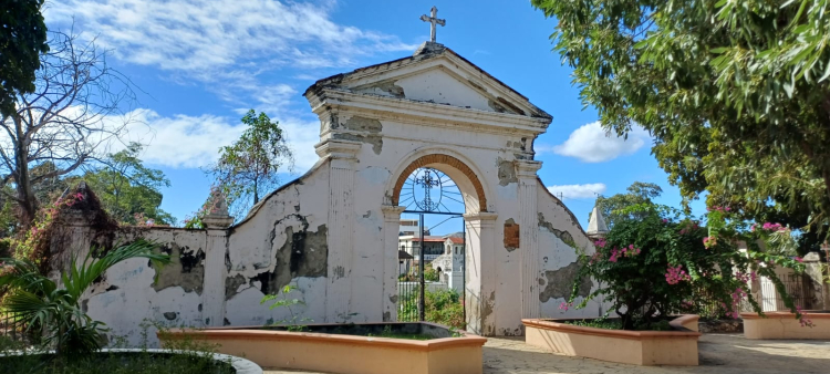 Abandono del Cementerio Viejo de Baní: una Situación que Preocupa