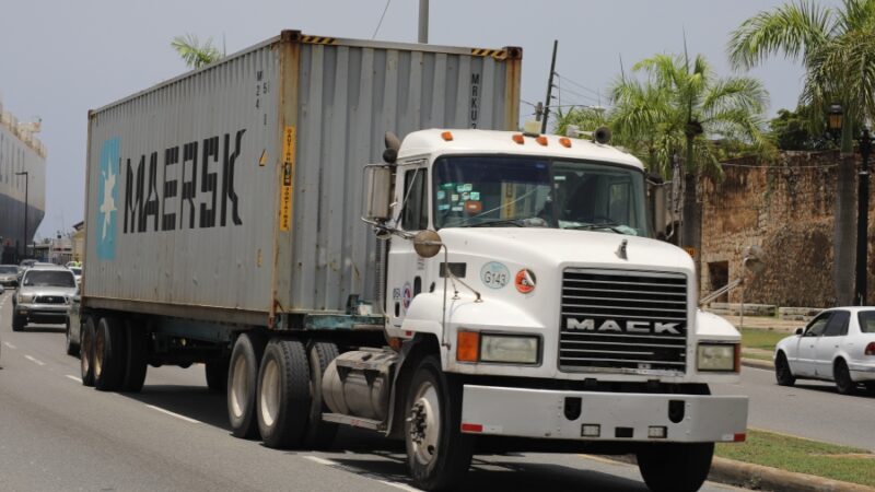 Restricción de vehículos pesados en carril izquierdo: Medida de INTRANT