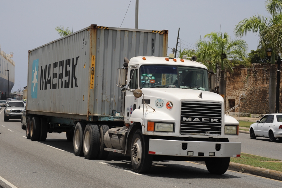 Restricción de vehículos pesados en carril izquierdo: Medida de INTRANT