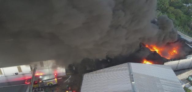 Incendio en fábrica de plástico en Bajos de Haina