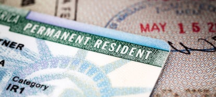 Residentes permanentes no son elegibles para préstamos oficiales en Estados Unidos