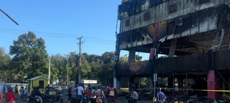 Reapertura de Bancos y Tiendas tras Incendio en Edificio de L&R en Villa Mella