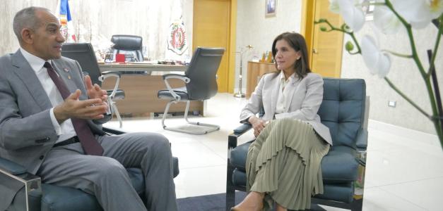 La embajadora de EE.UU. lidera evento con presidente de la DNCD tras cierre de la DEA