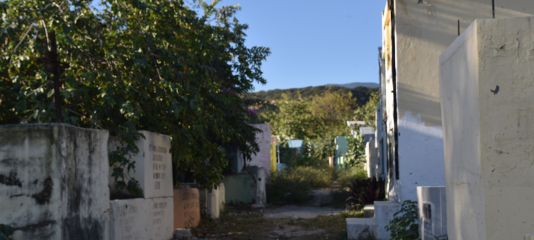 Abandono y deterioro de los cementerios de Barahona