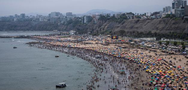 Cierre de playa en Lima, Perú debido a contaminación por bañistas