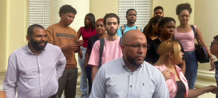 Estudiantes de medicina de la UASD expresan preocupación por deficiencias en asignaturas.