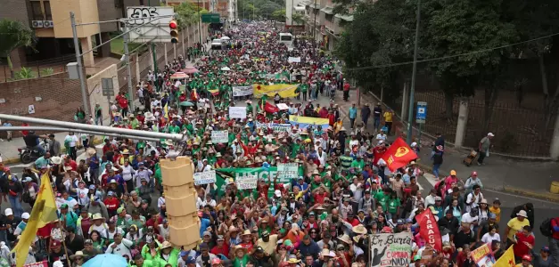 Chavistas crean impactante imagen de Maduro y su esposa con carteles para exigir su liberación