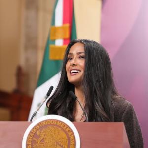 Salma Hayek aboga por narrar historias en tiempos de adversidad moral