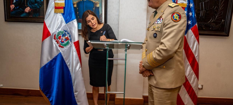 Reunión entre la Embajadora Leah Campos y el Ministro de Defensa para abordar temas de seguridad