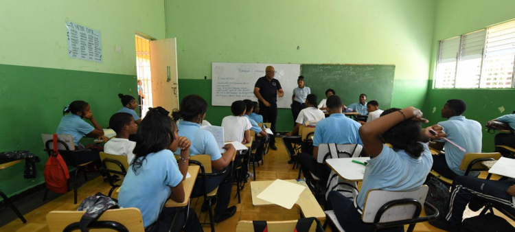 Desafíos en la Enseñanza de Moral y Cívica por Ausencia de Pizarras Digitales en Escuelas
