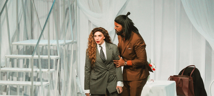 “Los amigos de ellos dos”: una mezcla de humor negro, drama y tragedia en la Sala Ravelo.