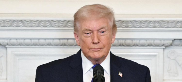 Trump critica decisión judicial sobre aranceles y establece nueva tarifa global del 10 %