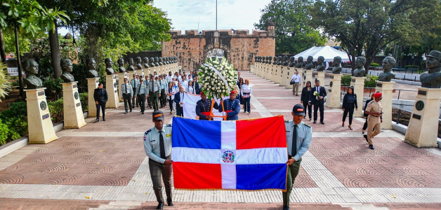 Protocolo y solemnidad en las ofrendas florales del Mes de la Patria