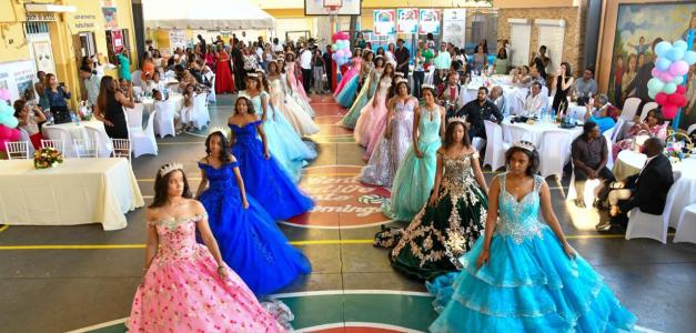 Fiesta de Quinceañera para 21 adolescentes de bajos recursos