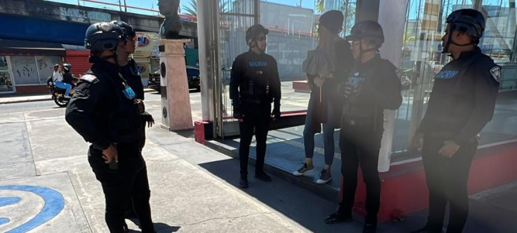 Refuerzo de seguridad policial en múltiples zonas ante apagón nacional.