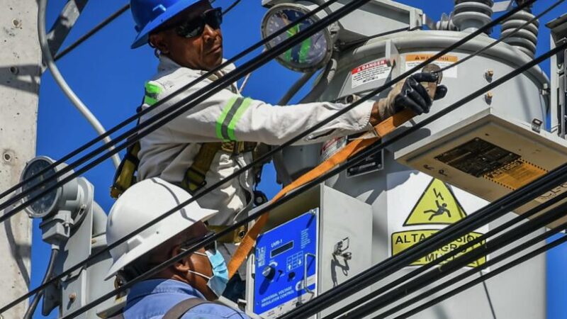 El ministro de Energía reporta que se ha restablecido cerca del 30% del sistema eléctrico