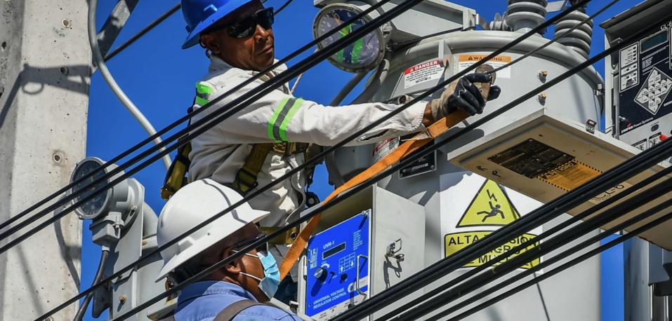 El ministro de Energía reporta que se ha restablecido cerca del 30% del sistema eléctrico