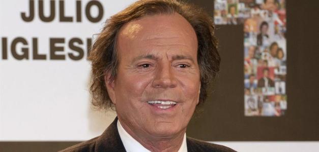 Julio Iglesias demanda a la vicepresidenta de España por acusaciones de abuso sexual