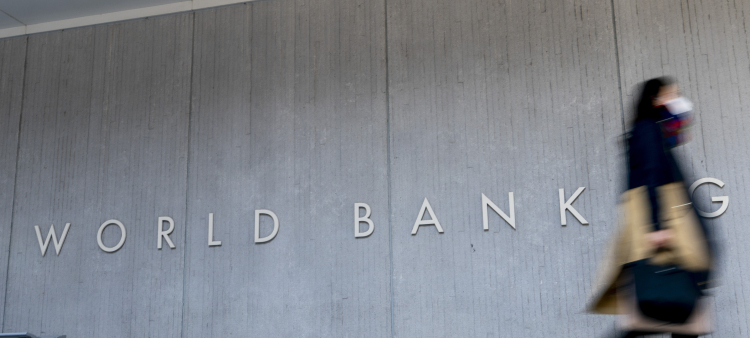 La brecha de género laboral persiste a nivel mundial, según el Banco Mundial