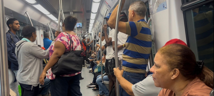 Usuarios del Metro de Los Alcarrizos celebran la llegada del primer vagón