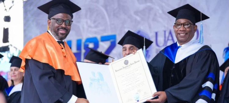 Wilson Camacho se gradúa en Sociología por tercera vez en la UASD
