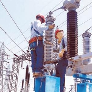 Abinader contrata firmas extranjeras para asesorar en seguridad del sistema eléctrico