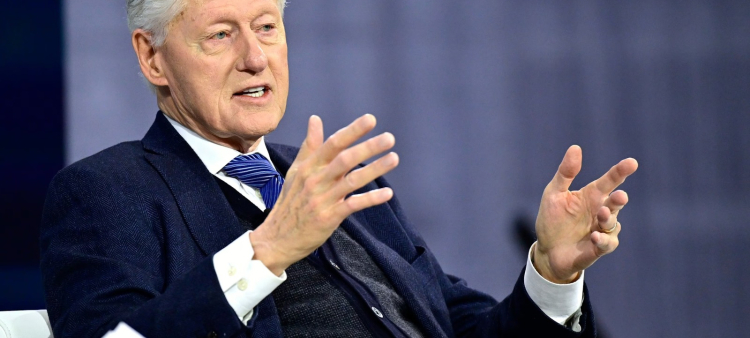 Bill Clinton inicia testimonio ante congresistas sobre relación con Epstein.