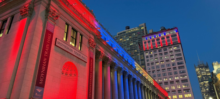 Edificios emblemáticos de Nueva York se iluminan en honor a la independencia de la República Dominicana