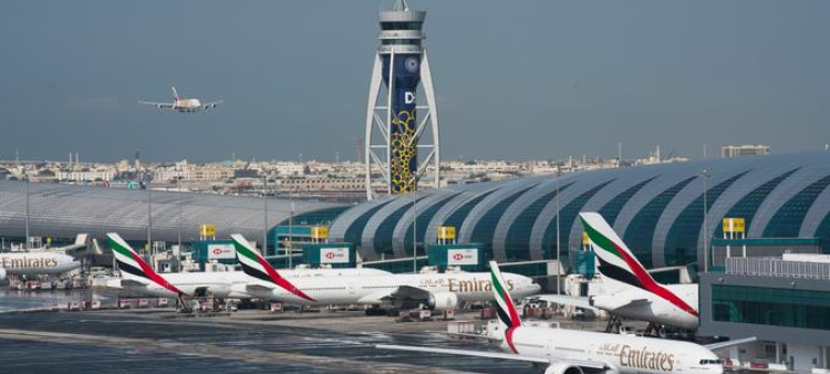 Ataque iraní causa un muerto y once heridos en aeropuertos de Abu Dabi y Dubái