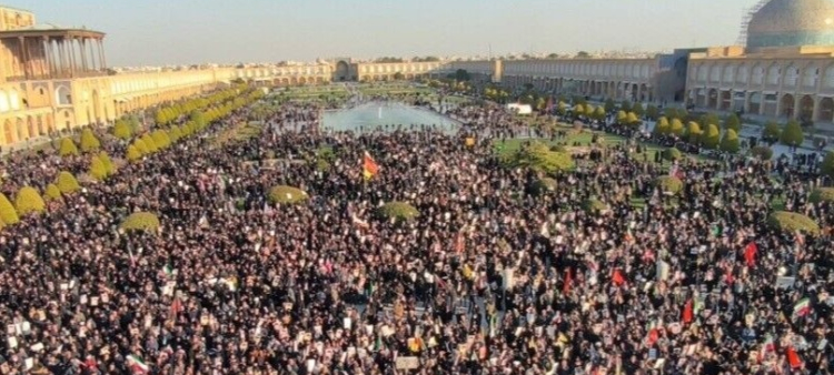 Iraníes se congregan en las calles para lamentar la muerte del líder supremo ayatolá Jamenei