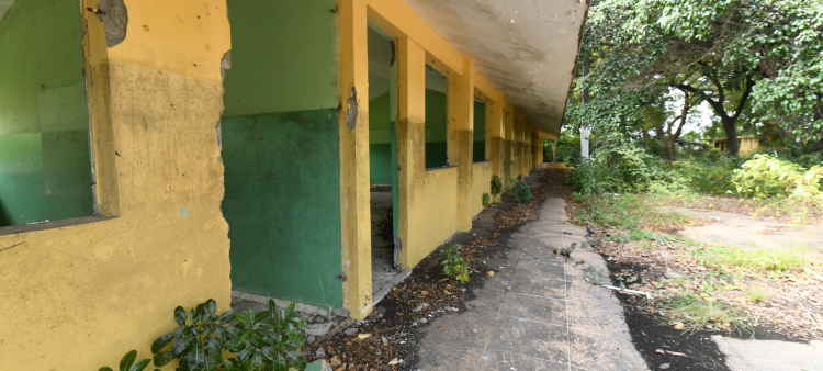 Vandalismo en escuela abandonada en Villa Tropicalia