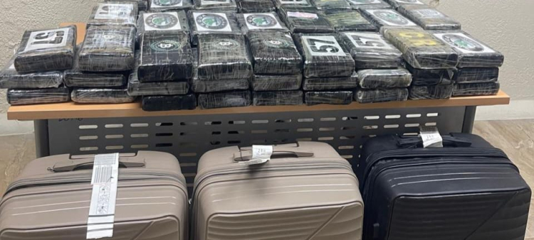 Arresto de dos serbios y decomiso de 75 paquetes de cocaína en el aeropuerto de Punta Cana