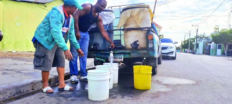Protesta en Baní por crisis en servicio de agua potable