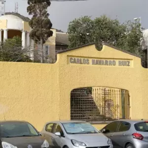Madre acusa al director de escuela de agredir a su hija tras pelea con compañera.