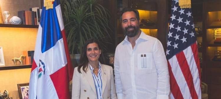 Visita de la Embajadora de Estados Unidos a la fábrica de Arturo Fuente en Santiago