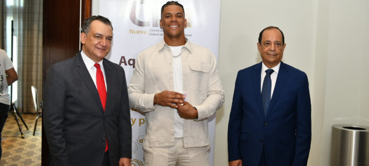 Miembros de la selección de RD en el Clásico Mundial obtienen su nueva cédula