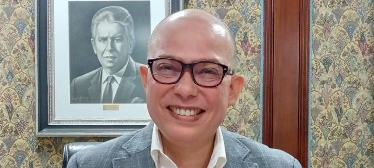 Víctor Gómez-Valenzuela: Explorando el Mundo con Pasión