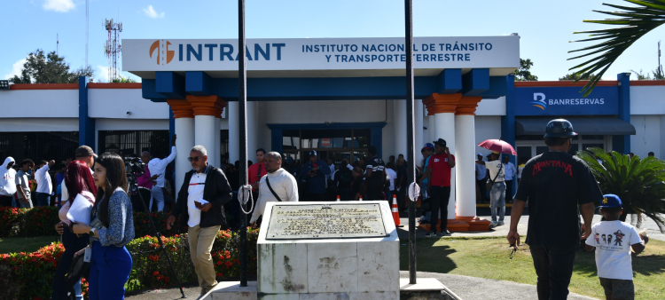 Alta demanda y confusión de costos en nueva licencia