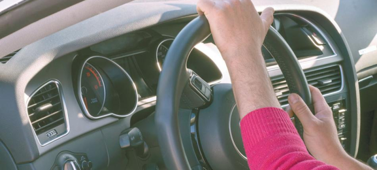 Santiago: Líder del gremio de conductores propone exámenes manuales para licencias de conducir