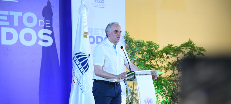 Ministro de Educación desmiente cifra de 500 mil estudiantes sin clases