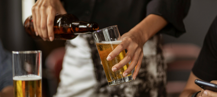 Cómo manejar el consumo social de alcohol en el trabajo al dejar de beber