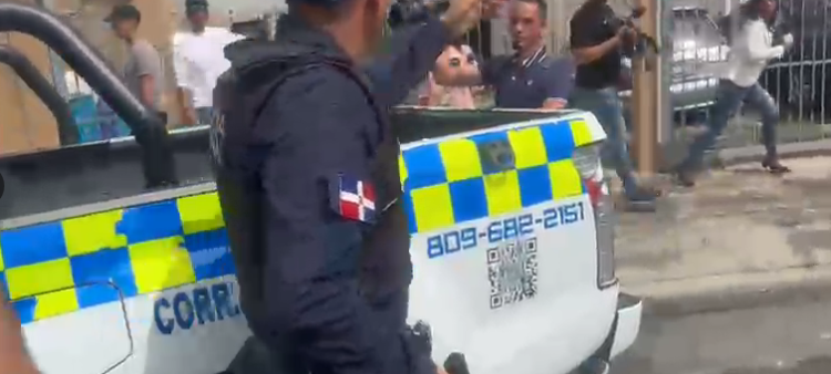 Operativo policial desata polémica al revisar a periodistas en guardería de SDE