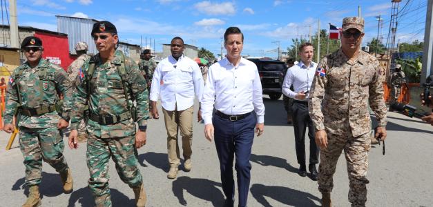 Senador de EE. UU. inspecciona la frontera entre Haití y RD para fortalecer la seguridad fronteriza